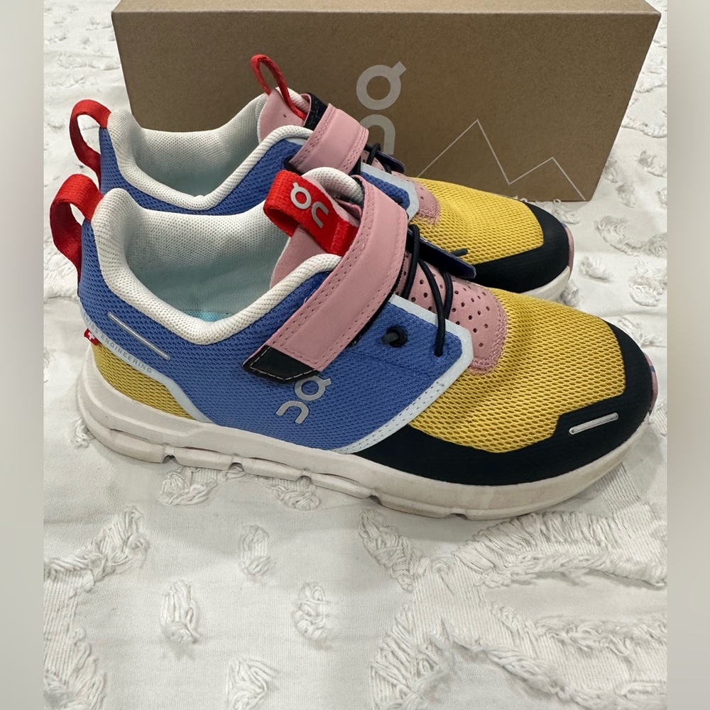 QC on cloud kids sneaker size 1 youth